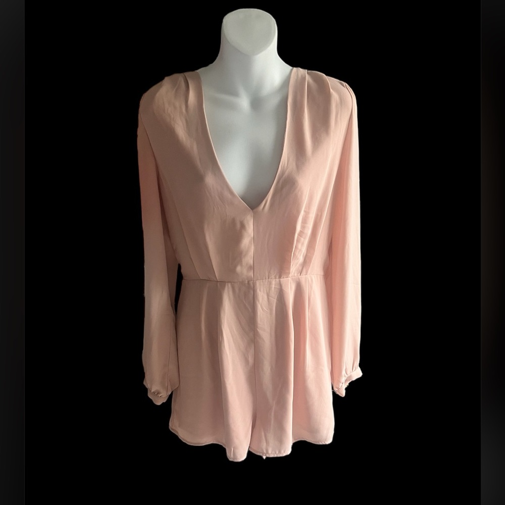 TOBI blush‎ pink long sleeve romper size medium zipper lined no pockets or belt